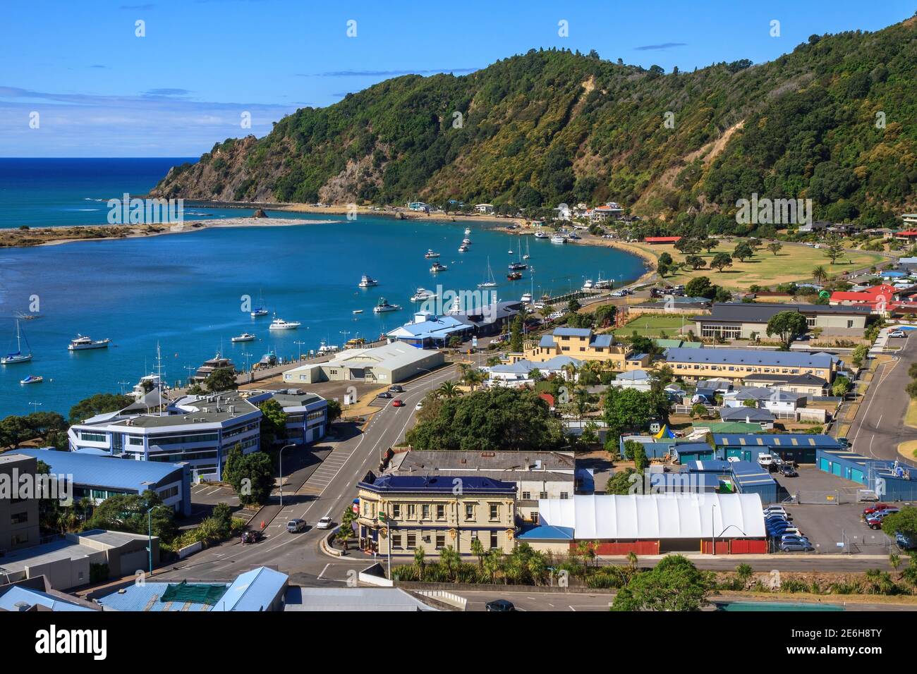 Vue panoramique sur la ville de Whakatane, Nouvelle-Zélande, avec de nombreux petits bateaux sur le port Banque D'Images