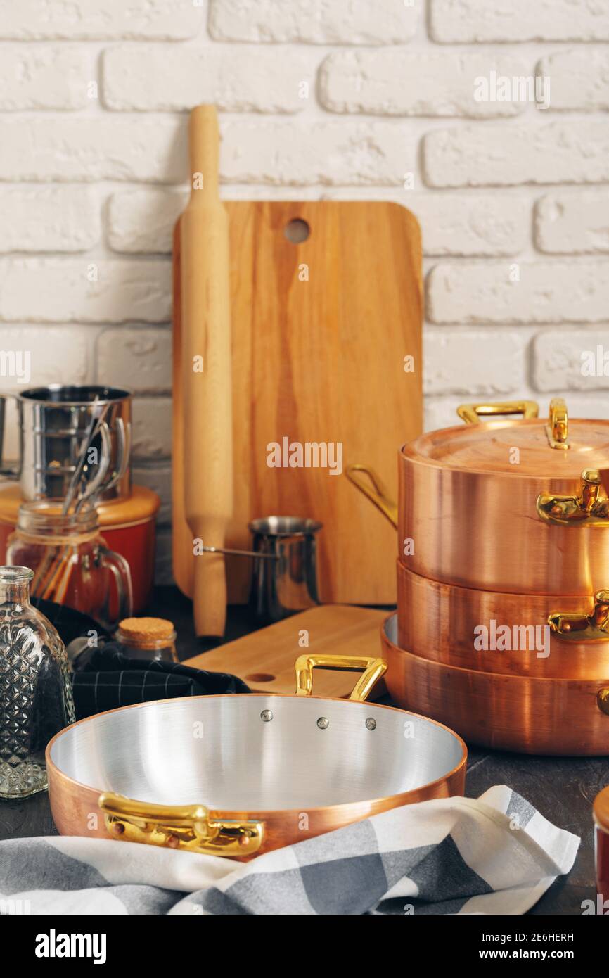 Batterie de cuisine en cuivre avec ustensiles de cuisine en bois Photo  Stock - Alamy