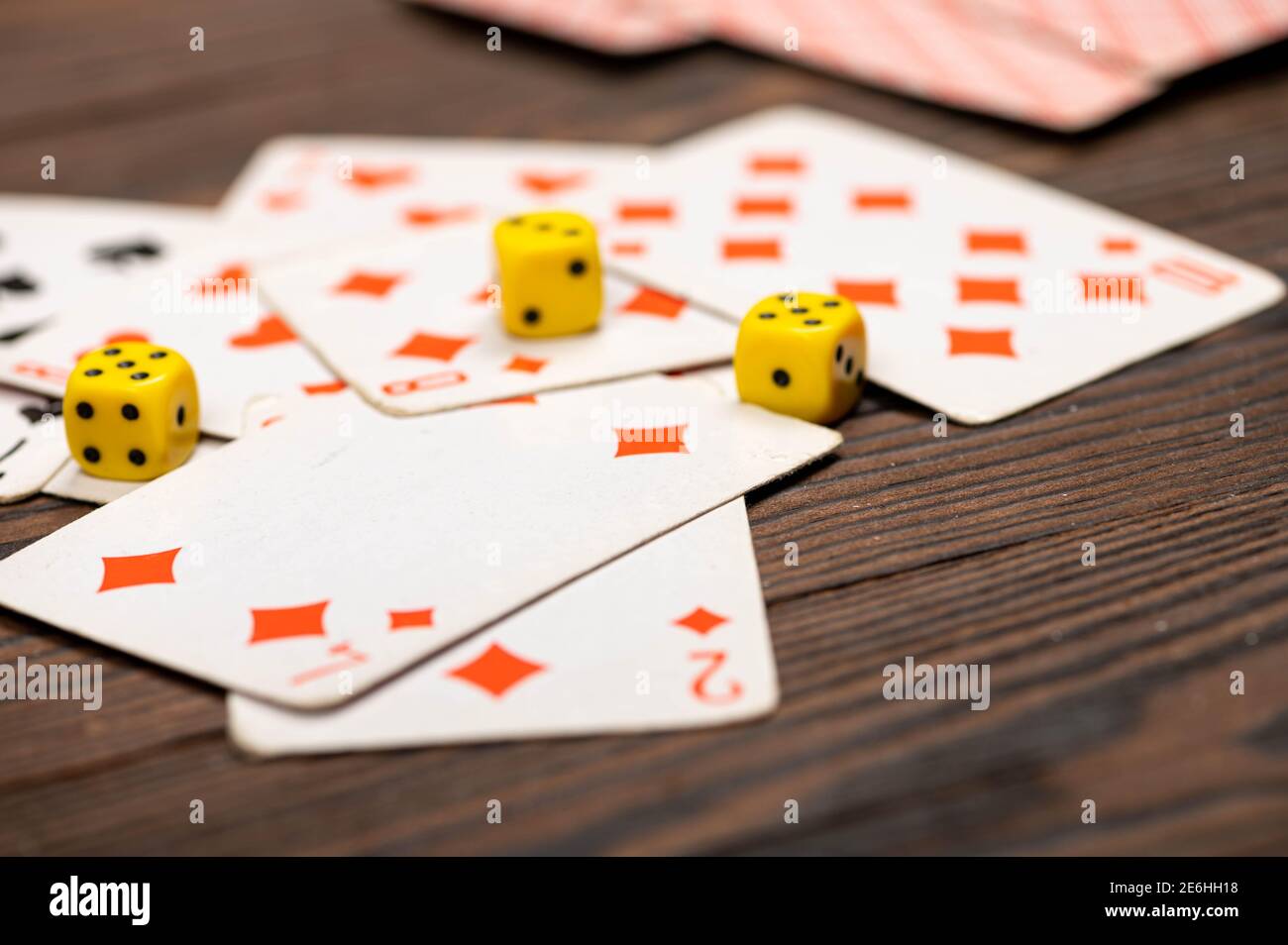 Jouer aux cartes et aux dés sur une table en bois. Gros plan, mise au point sélective. Banque D'Images