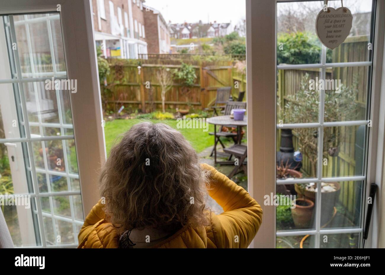 Brighton Royaume-Uni 29 janvier 2021 - Jennie Dack participe à l'enquête 2021 de la RSPB sur l'observation des oiseaux de Big Garden à son domicile à Queens Park Brighton ce matin . L'observation d'oiseaux annuelle Big Garden a lieu ce week-end du 29 au 31 janvier pour le plus grand projet scientifique citoyen basé sur le jardin du Royaume-Uni. : crédit Simon Dack / Alamy Live News Banque D'Images