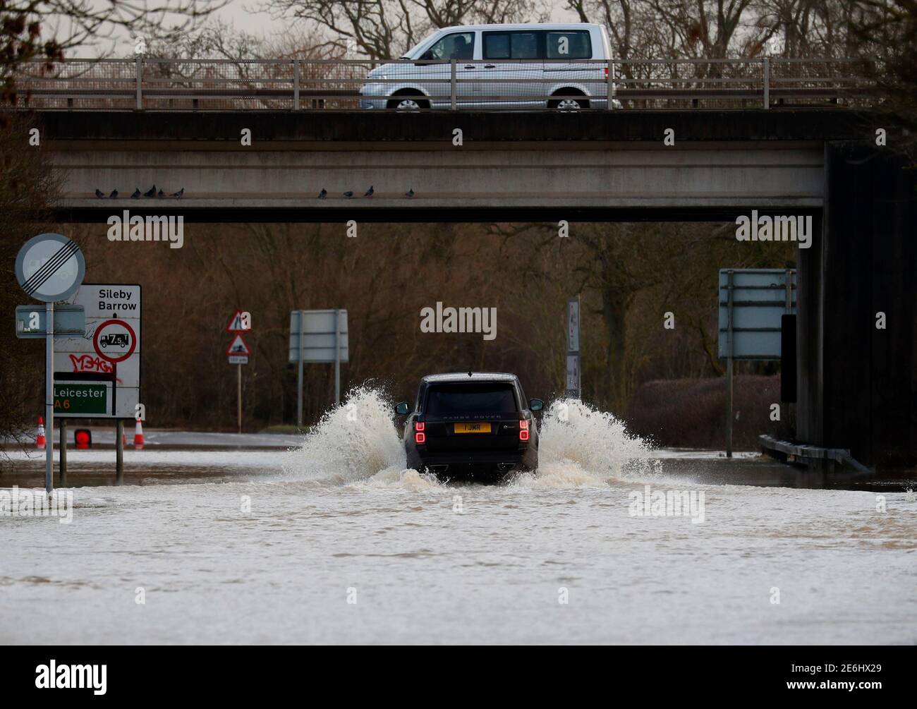 Mount Sorrel, Leicestershire, Royaume-Uni. 29 janvier 2021. Météo au Royaume-Uni. Un Range Rover est conduit par des inondations après que met Office a émis des avertissements de forte pluie et de neige. Credit Darren Staples/Alay Live News. Banque D'Images