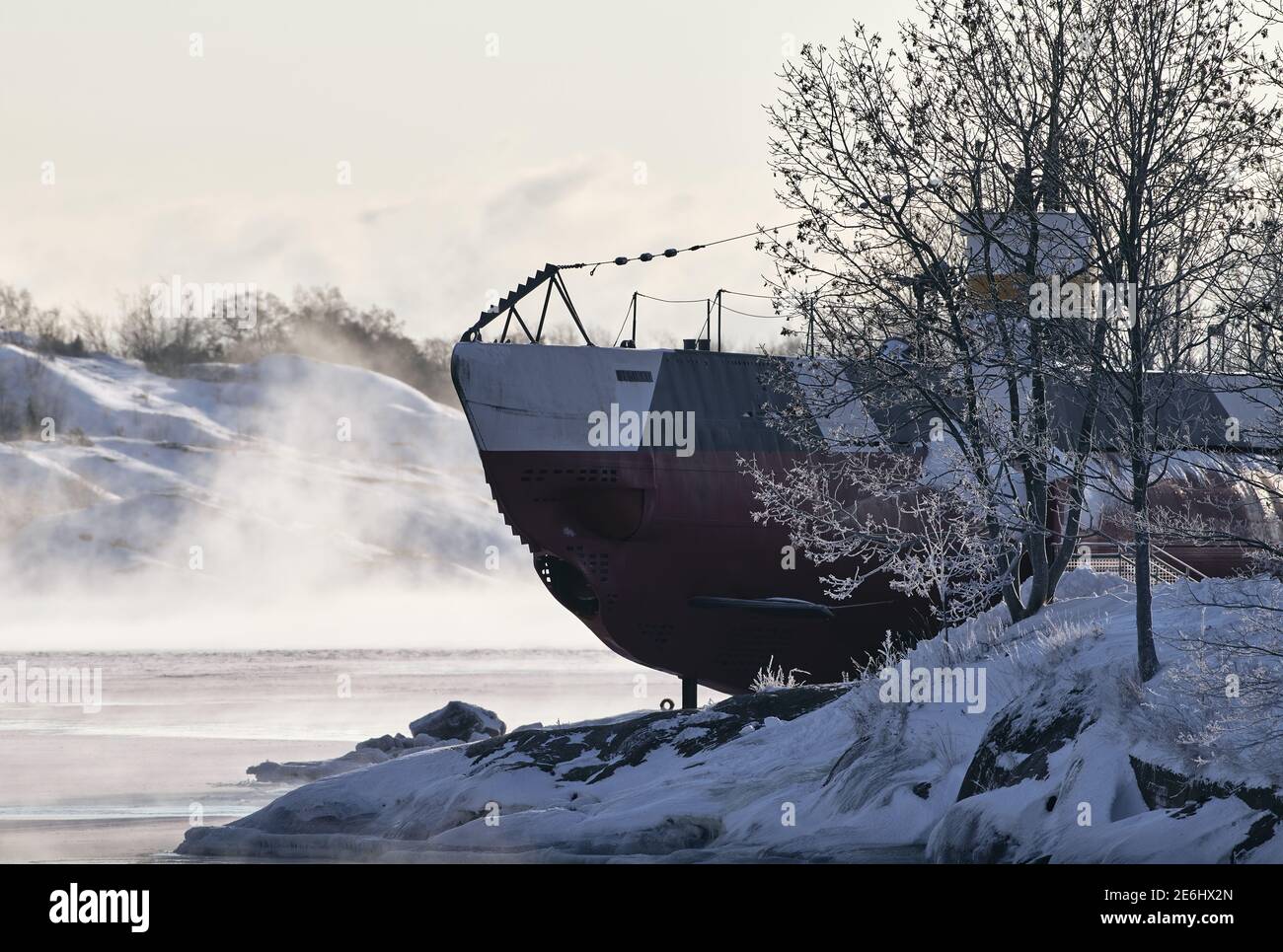 Helsinki, Finlande - 15 janvier 2021 : un sous-marin de musée finlandais de l'ère WW II Vesikko dans l'île forteresse de Suomenlinna avec arbres gelés et arche enneigée Banque D'Images