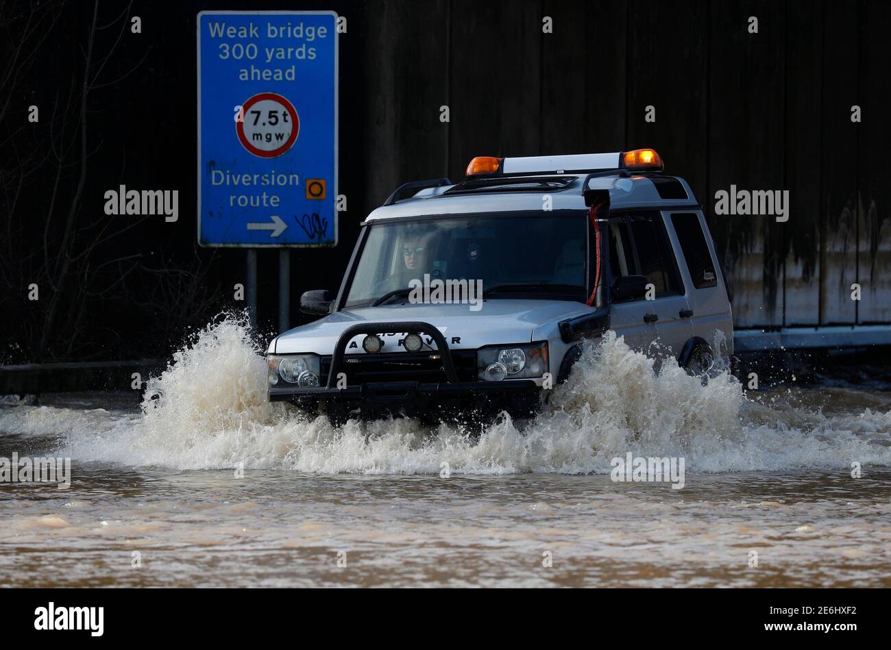 Mount Sorrel, Leicestershire, Royaume-Uni. 29 janvier 2021. Météo au Royaume-Uni. Un Range Rover est conduit par des inondations après que met Office a émis des avertissements de forte pluie et de neige. Credit Darren Staples/Alay Live News. Banque D'Images