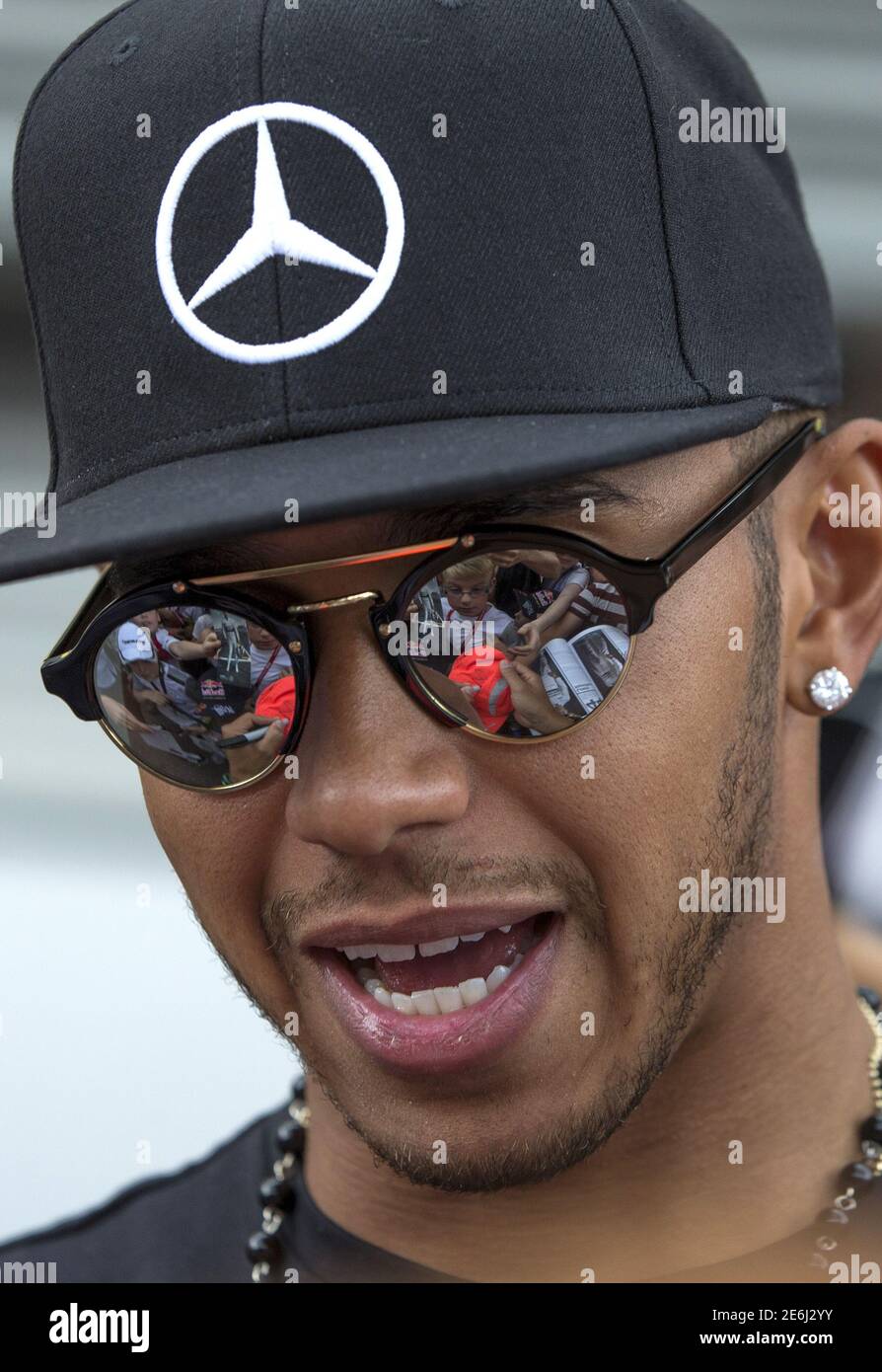 Les fans du pilote de Formule 1 Mercedes Lewis Hamilton de Grande-Bretagne  se retrouvent dans ses lunettes de soleil tout en signant des autographes  avant le Grand Prix de F1 belge du