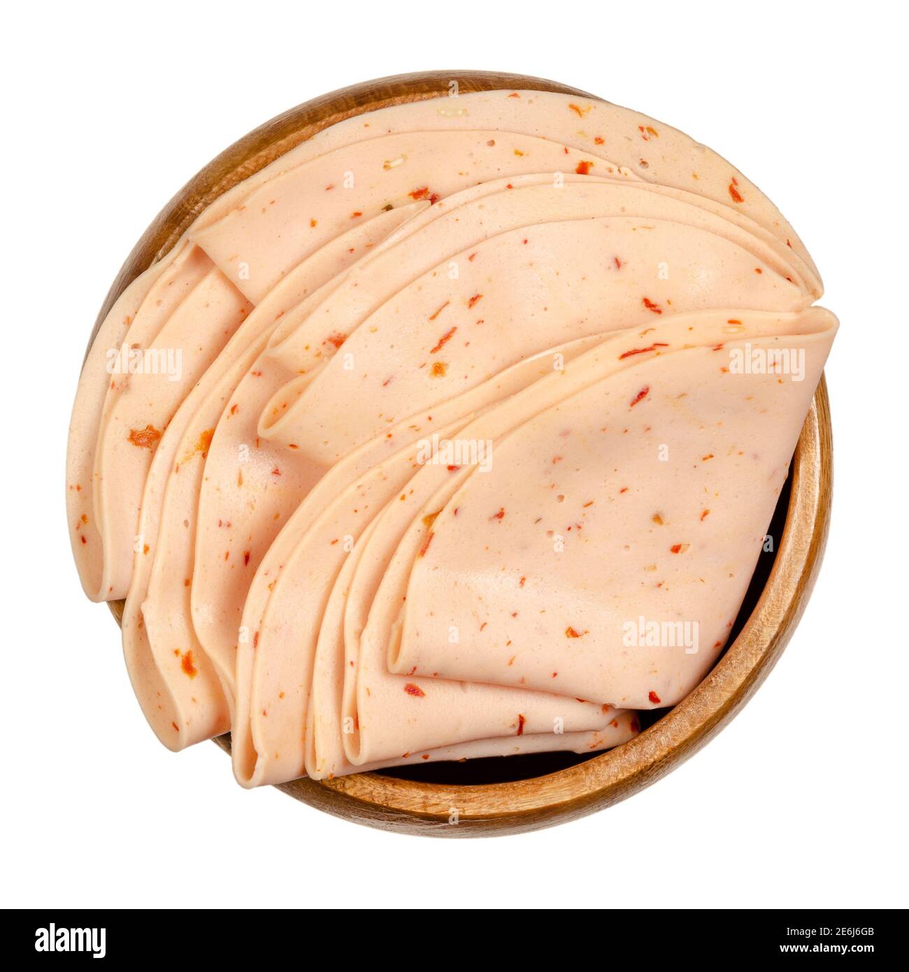Saucisse de Chili végétarienne coupée au froid dans un bol en bois. Fines tranches d'Extrawurst sans viande, semblables à la saucisse de Bologne. Banque D'Images