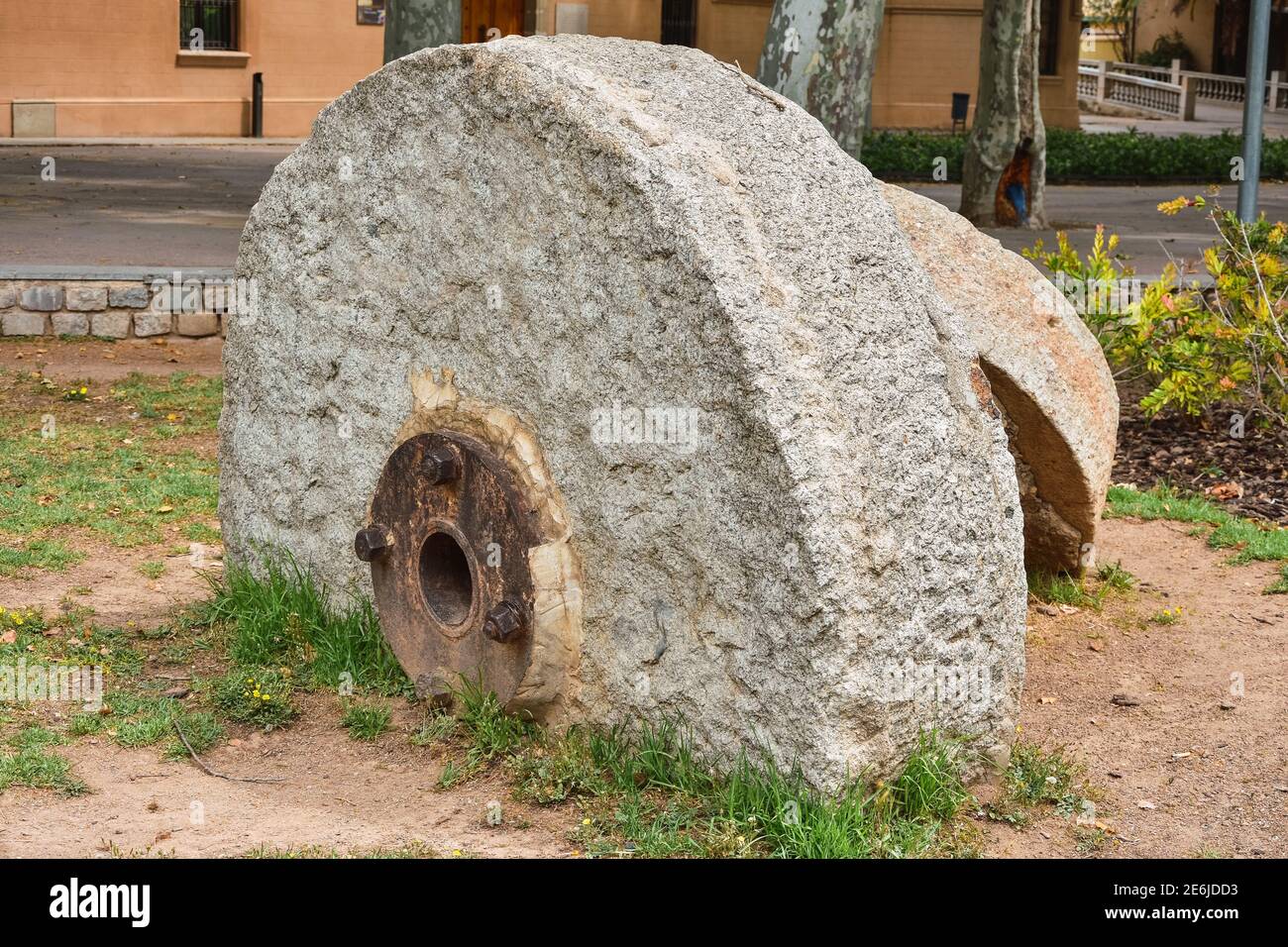 deux anciennes roues de pierre à affûter connues. Banque D'Images