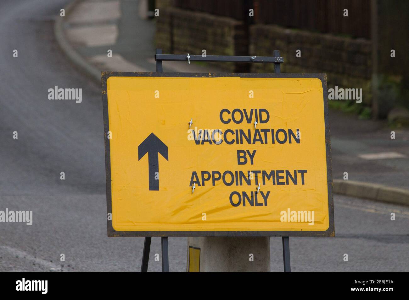 Honley, Holmfirth, Yorkshire, Royaume-Uni, 29 janvier 2021. Signalisation menant à Honley Village Hall le Centre de vaccination COVID-19 a ouvert cette semaine, dans le but de vacciner des centaines de personnes par jour. Richard Asquith/Alamy Live News Banque D'Images