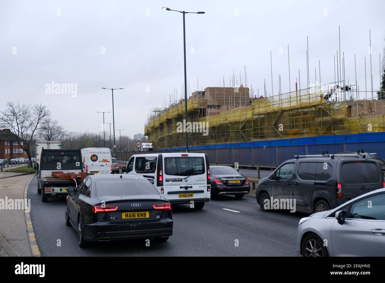 Trafic intense sur la route circulaire A406 North à Beaufort Park, NW11, montrant le développement de logements Beechwood Mews à Henlys Corner Banque D'Images