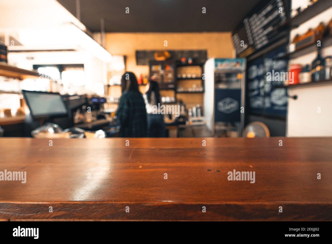 Bar et table en bois dans le café Banque D'Images