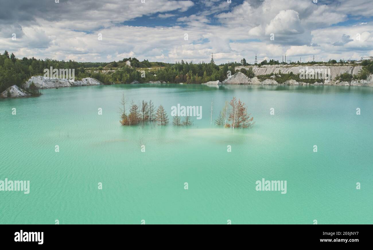 Arbres poussant dans l'eau de carrière aérienne au-dessus de la vue de dessus Banque D'Images