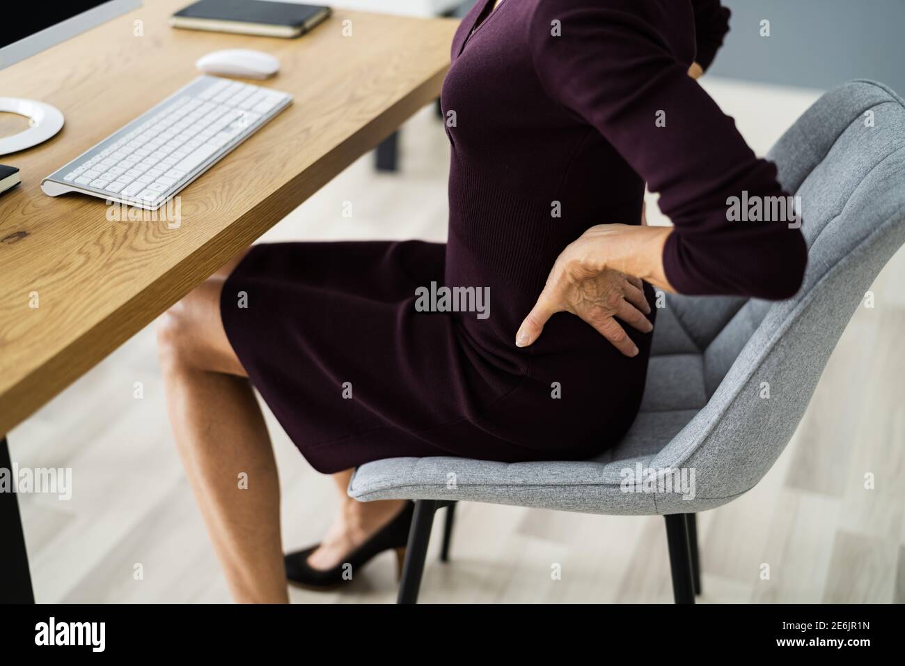 Douleurs dorsales au travail. Mauvaise posture de l'ordinateur Banque D'Images