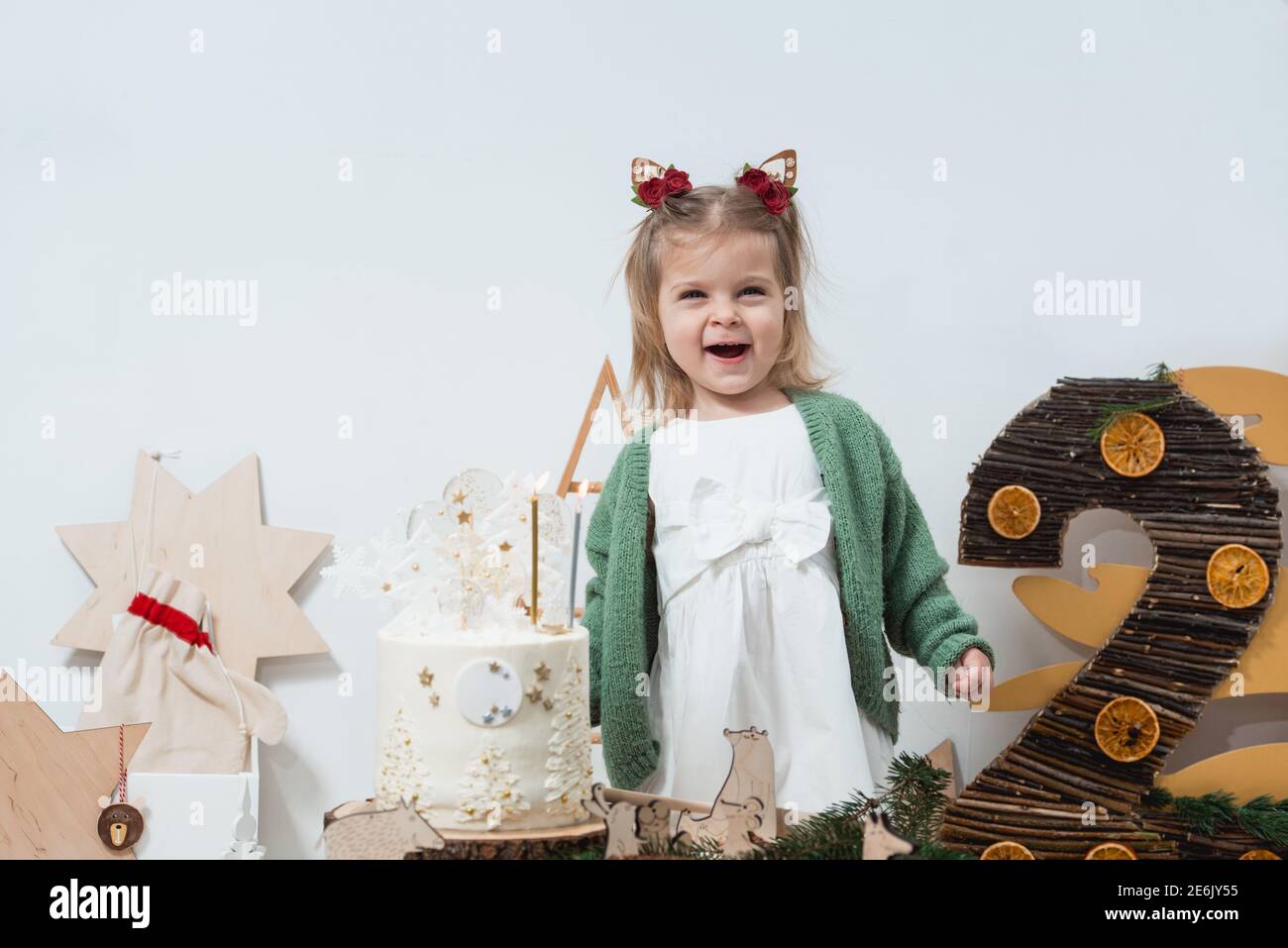 Decorations D Anniversaire D Hiver Pour Enfants 2 Ans Jolie Petite Fille Dans Un Gilet Vert Pres D Un Gateau D Anniversaire Blanc Photo Stock Alamy Decorations D Anniversaire D Hiver Pour Enfants 2 Ans Jolie Petite Fille Dans Un Gilet Vert Pres D Un Gateau D Anniversaire Blanc Photo Stock Alamy