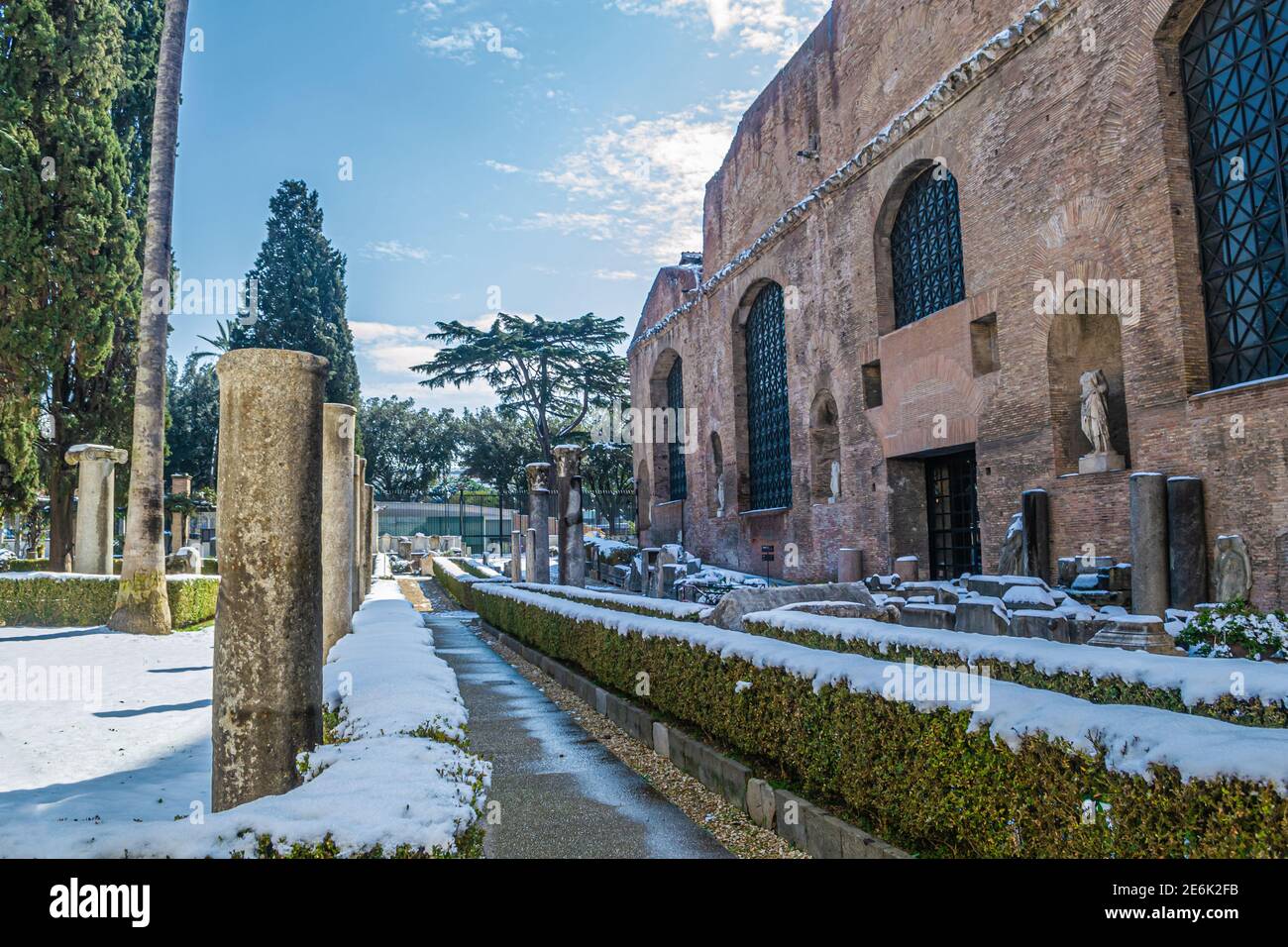Rome, Italie - 26 février 2018 : Musée national de Rome, bains de Dioclétien sous la neige. Des chutes de neige anormales à Rome. Neige sur Rome pour la première fois Banque D'Images