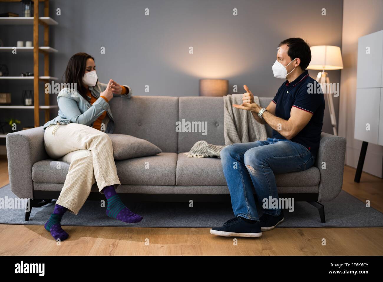 Adultes apprentissage du langage des signes Sourds dans le masque facial Banque D'Images