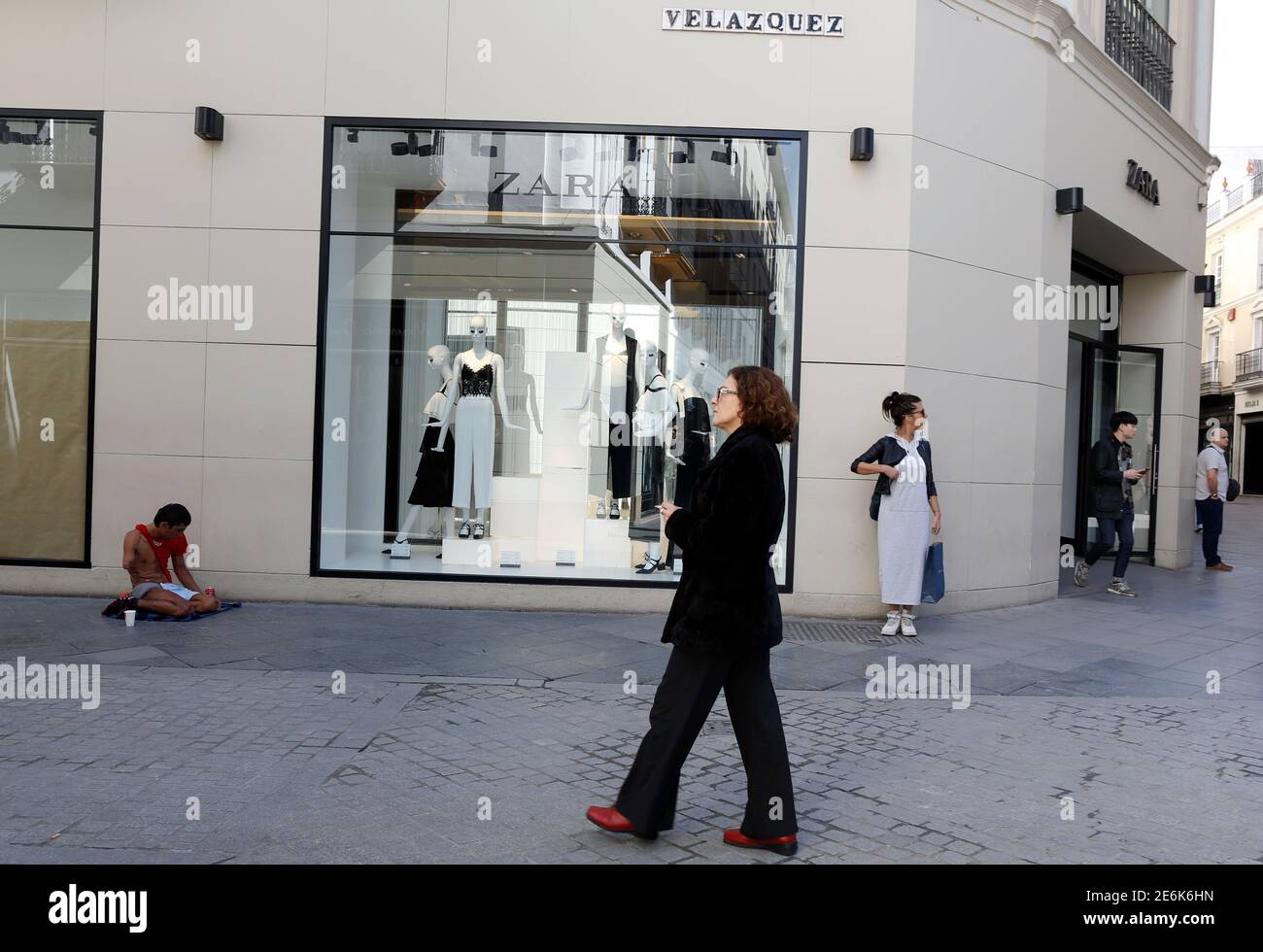 Les gens sont vus à l'extérieur d'un magasin Zara dans la capitale  andalouse de Séville, sud de l'Espagne 3 mars 2016. REUTERS/Marcelo del  Pozo Photo Stock - Alamy