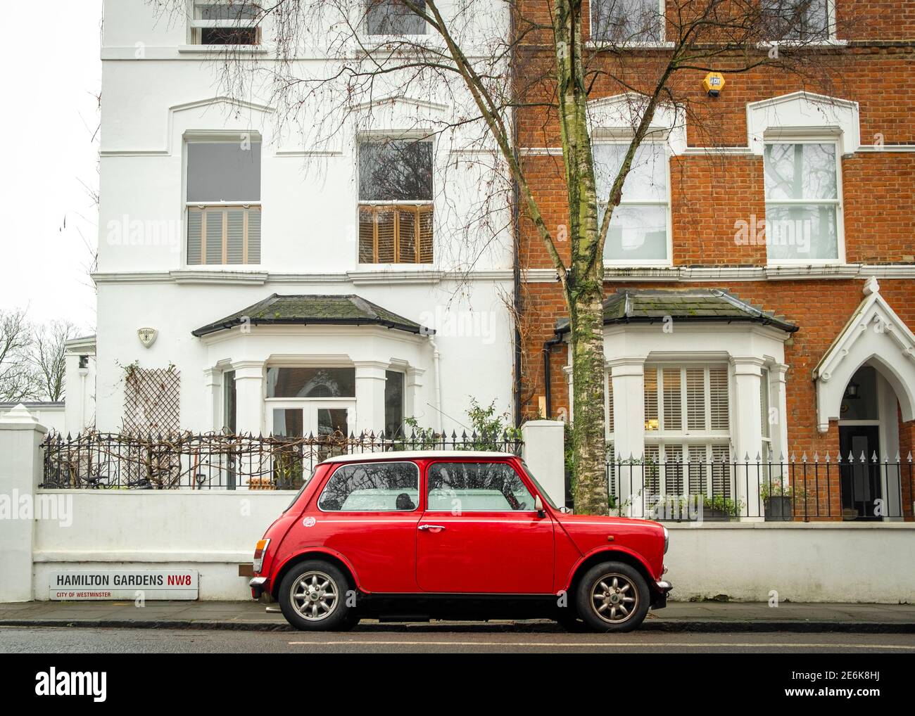Un vieux Mini Cooper rouge sur London Street Banque D'Images