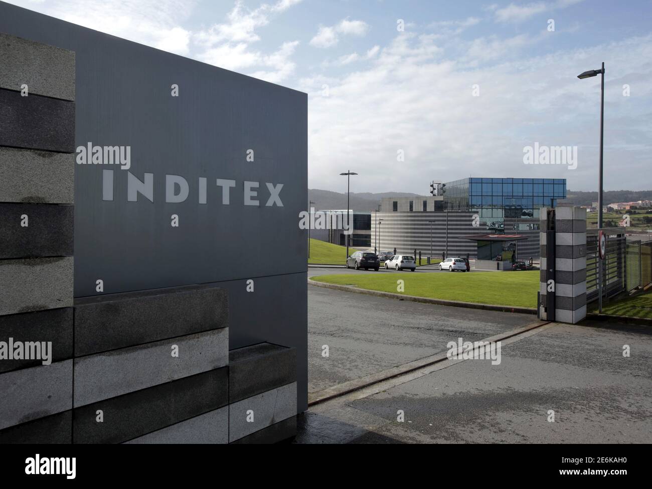 Un logo Inditex est visible à l'entrée d'une usine de Zara, le siège du  groupe Inditex, à Arteixo, dans le nord de l'Espagne, le 9 mars 2016.  REUTERS/Miguel Vidal Photo Stock -