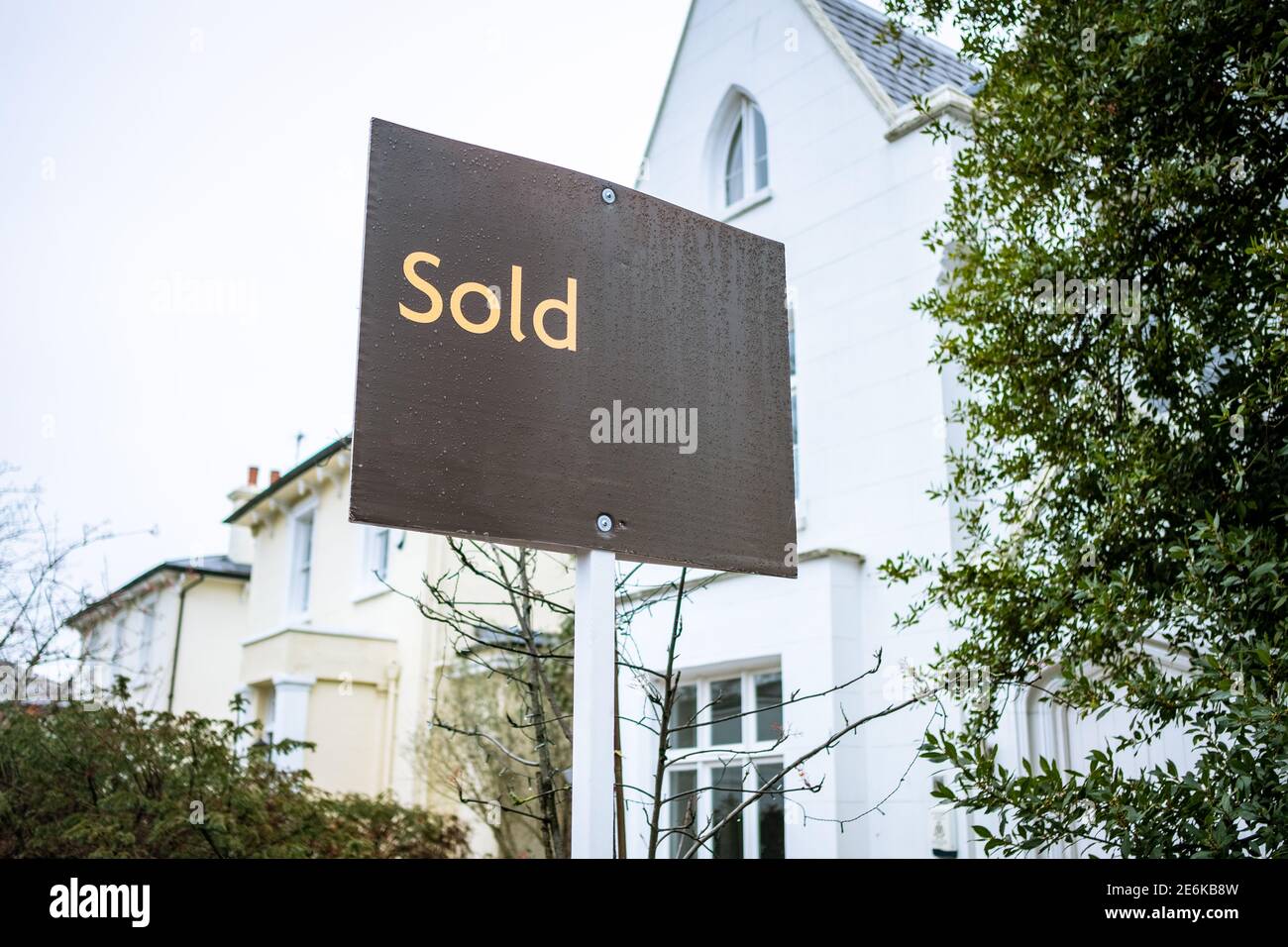 Panneau « Stop » de l'agent immobilier sur la rue urbaine du Royaume-Uni Banque D'Images