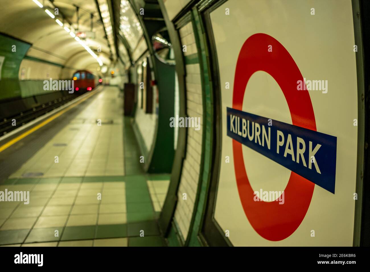 London - station de métro Kilburn Park plate-forme et panneau. Une station dans le nord-ouest de Londres Banque D'Images