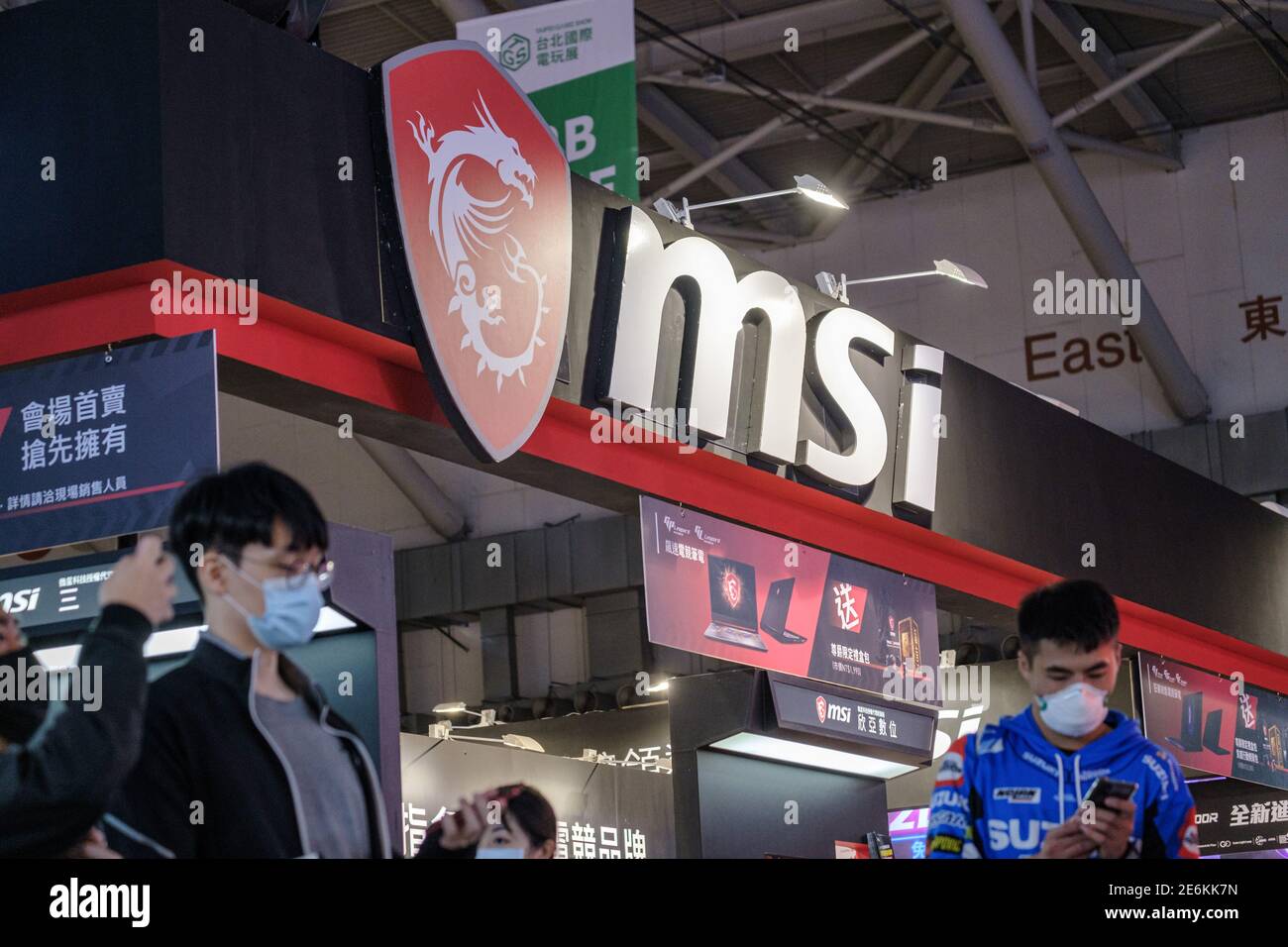 Les personnes portant des masques marchent devant un stand MSI (micro-Star International) pendant le salon de jeu de Taipei au centre d'exposition de Nangang à Taipei.le salon de jeu de Taipei, tenu par la Taipei Computer Association (TCA), est la seule exposition de jeu, qui combine B2B et B2C zone. A partir de 2003, il attire des tonnes de joueurs du monde entier en raison de son contenu spécial et incroyable. La ZONE B2B se divise en “zone B2B” et “Indie House”. Le premier se concentre sur les développeurs de jeux, les éditeurs, le paiement par des tiers et les annonceurs, le dernier rassemble des équipes indie mondiales pour partager et commercialiser leurs IP de jeu. De plus, Banque D'Images