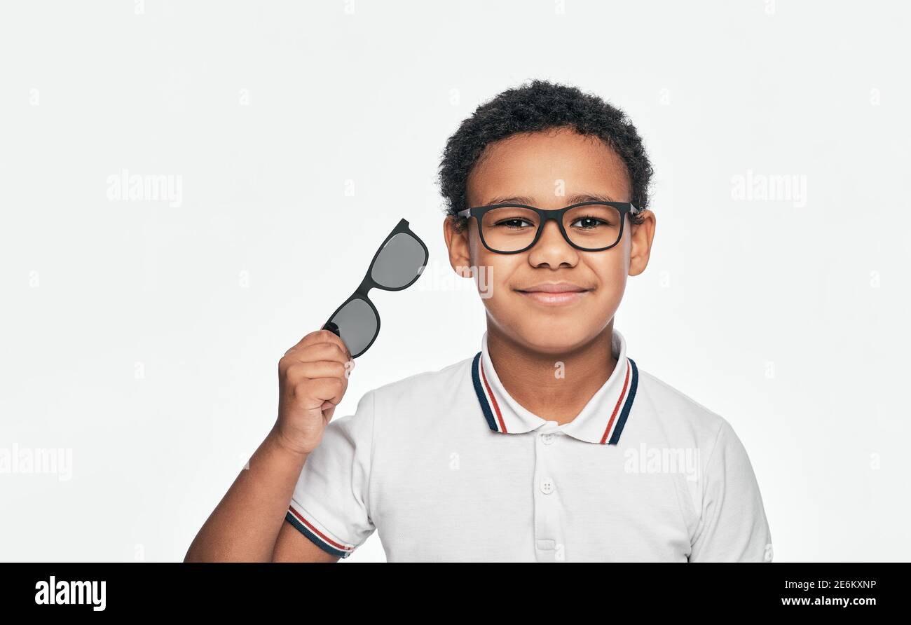 Un garçon afro-américain annonce des lunettes avec doublure supplémentaire pour lunettes de soleil. Lunettes, 2 en 1 Banque D'Images