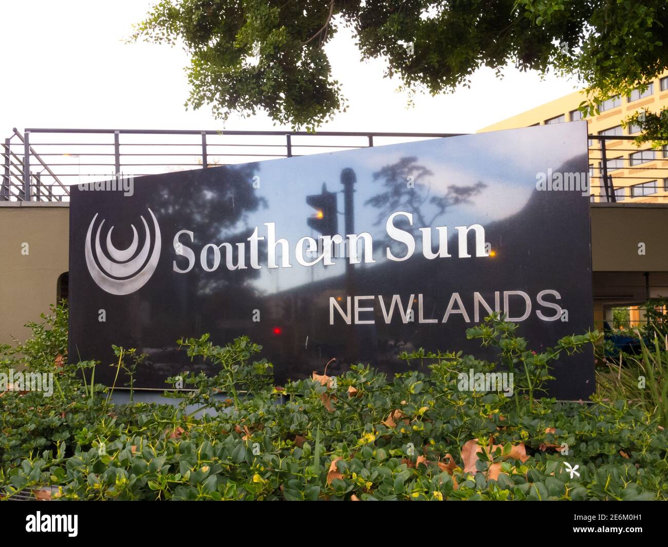 Nom et panneau de l'hôtel Southern Sun Newlands qui fait partie Du groupe d'hôtels Tsogo Sun en Afrique du Sud Banque D'Images