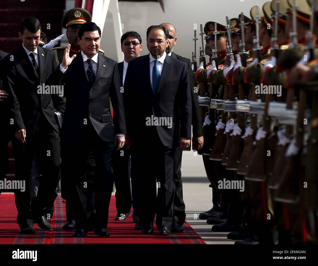 Le président du Turkménistan, Kurbaguly Berdymukhamedov (2e L), et le ministre afghan des Affaires étrangères, Salahuddin Rabbani (R), marchent lors d'une cérémonie d'arrivée à l'aéroport international Hamid Karzaï de Kaboul, en Afghanistan, le 27 août 2015. REUTERS/Mohammad Ismail Banque D'Images