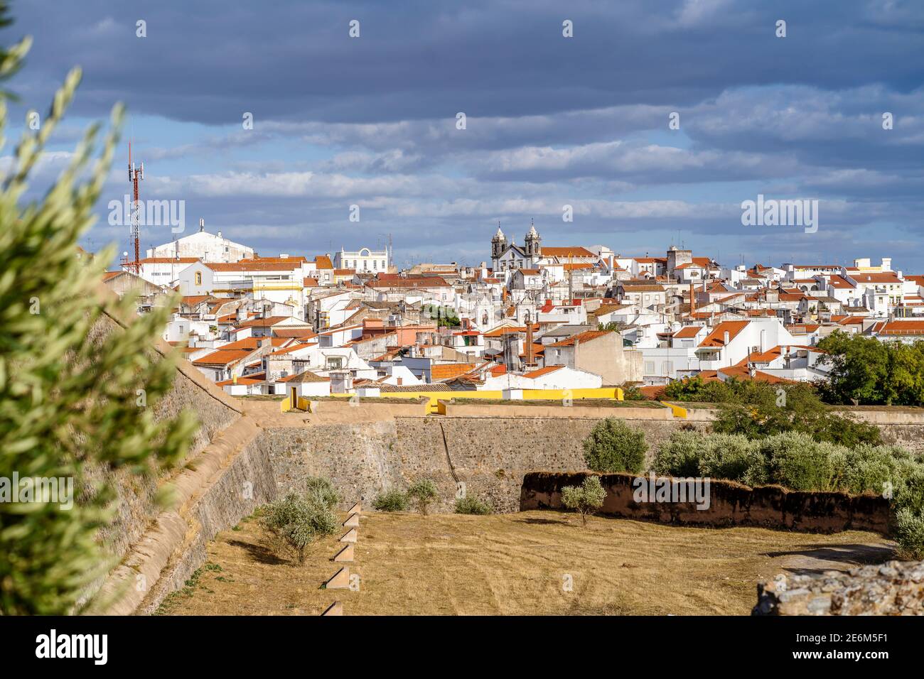 Architecture blanchie à la chaux d'Elvas vue derrière les murs fortifiés de la ville, Alentejo, Portugal Banque D'Images