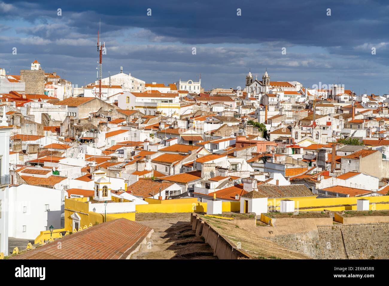 Architecture blanchie à la chaux d'Elvas vue derrière les murs fortifiés de la ville, Alentejo, Portugal Banque D'Images
