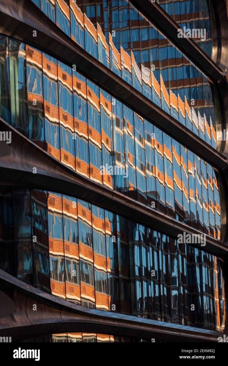 Réflexion de fenêtre sur le bâtiment Zaha Hadid à Chelsea près de la High Line Manhattan, New York Banque D'Images