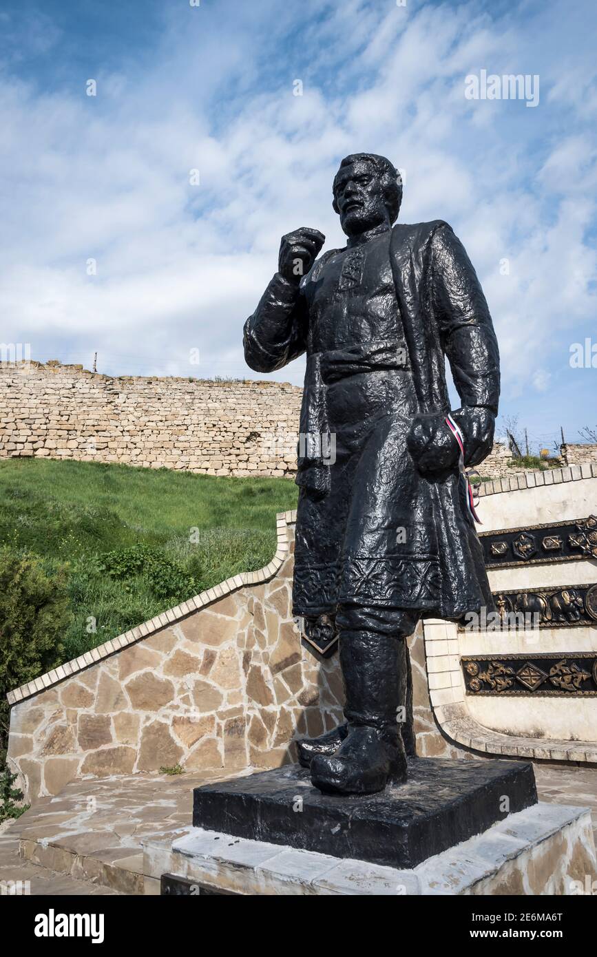 FEODOSIA, RUSSIE - 29 AVRIL 2019 : le monument du célèbre voyageur Afanasy Nikitin, qui était à Kafa (aujourd'hui Feodosia) en 1474, contre les murs du G Banque D'Images