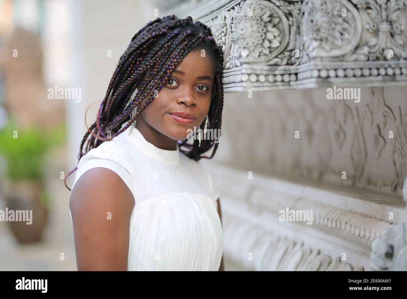 portrait du jeune adolescent afro-américain joyeux en plein air Banque D'Images