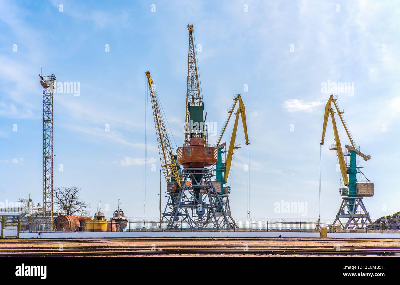 Grues de fret de port de mer contre le ciel Banque D'Images