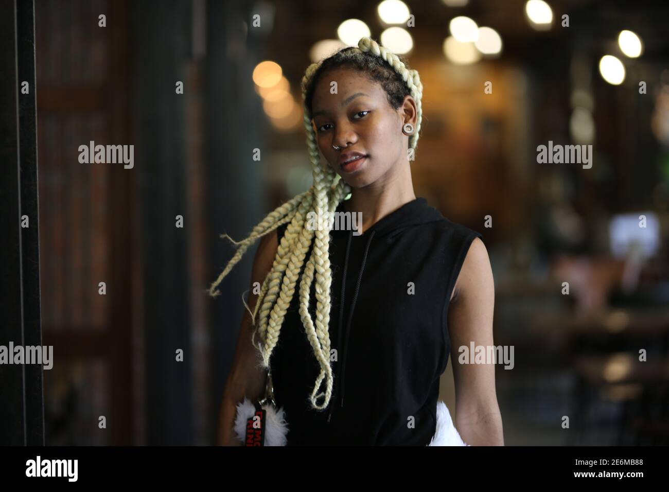 portrait du jeune adolescent afro-américain joyeux en plein air Banque D'Images