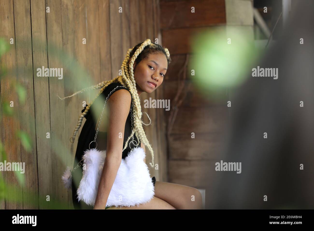 portrait du jeune adolescent afro-américain joyeux en plein air Banque D'Images