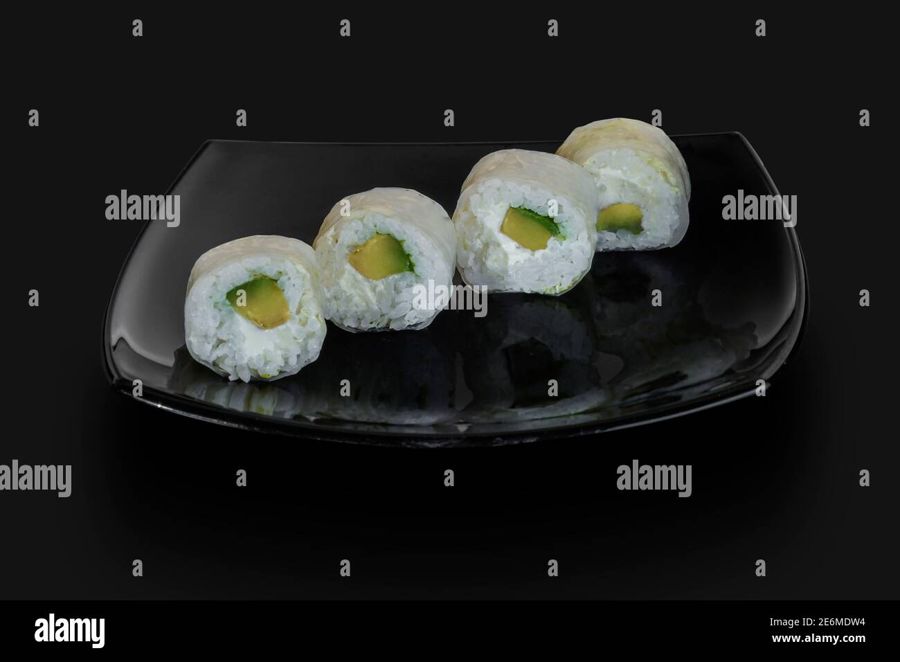 Des petits pains à sushis japonais fraîchement préparés sont servis sur une pierre noire bloc Banque D'Images