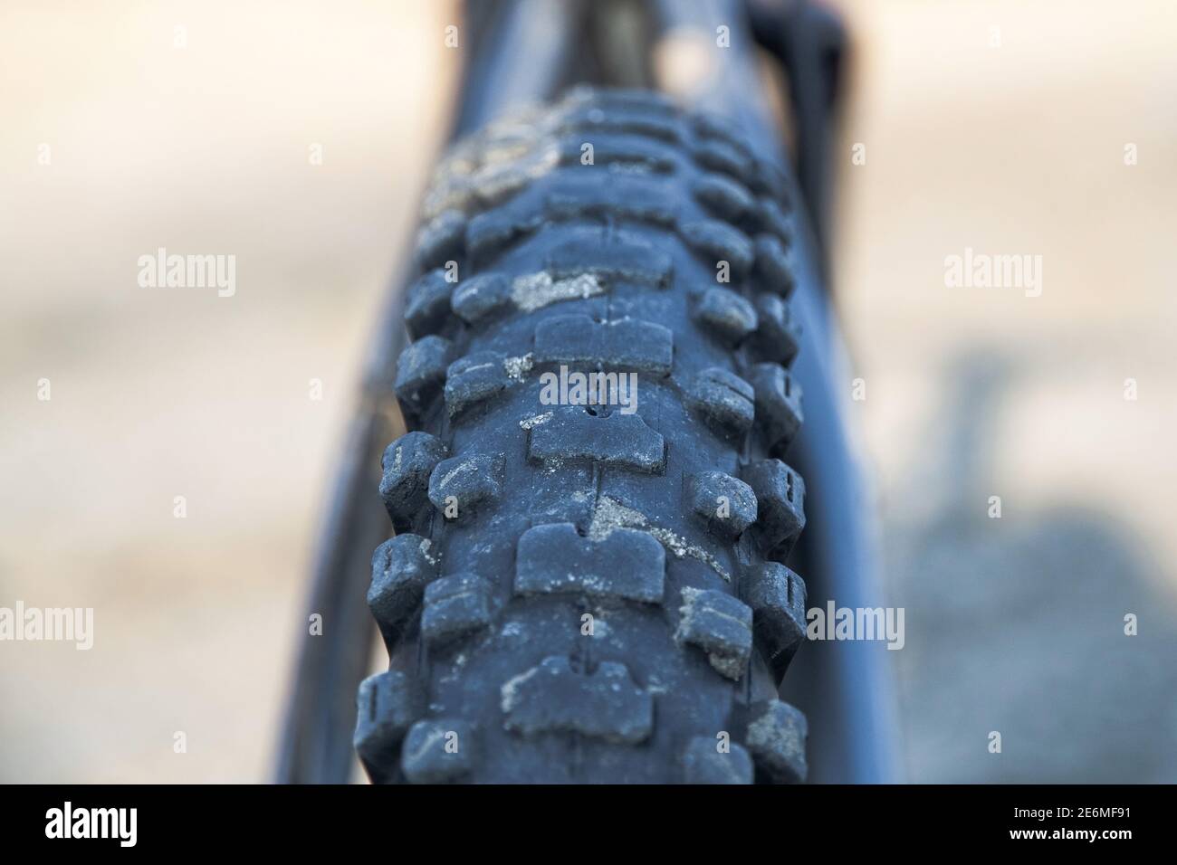 Pneus vélo pour rouler dans le neige : pneu clouté ou avec chaîne