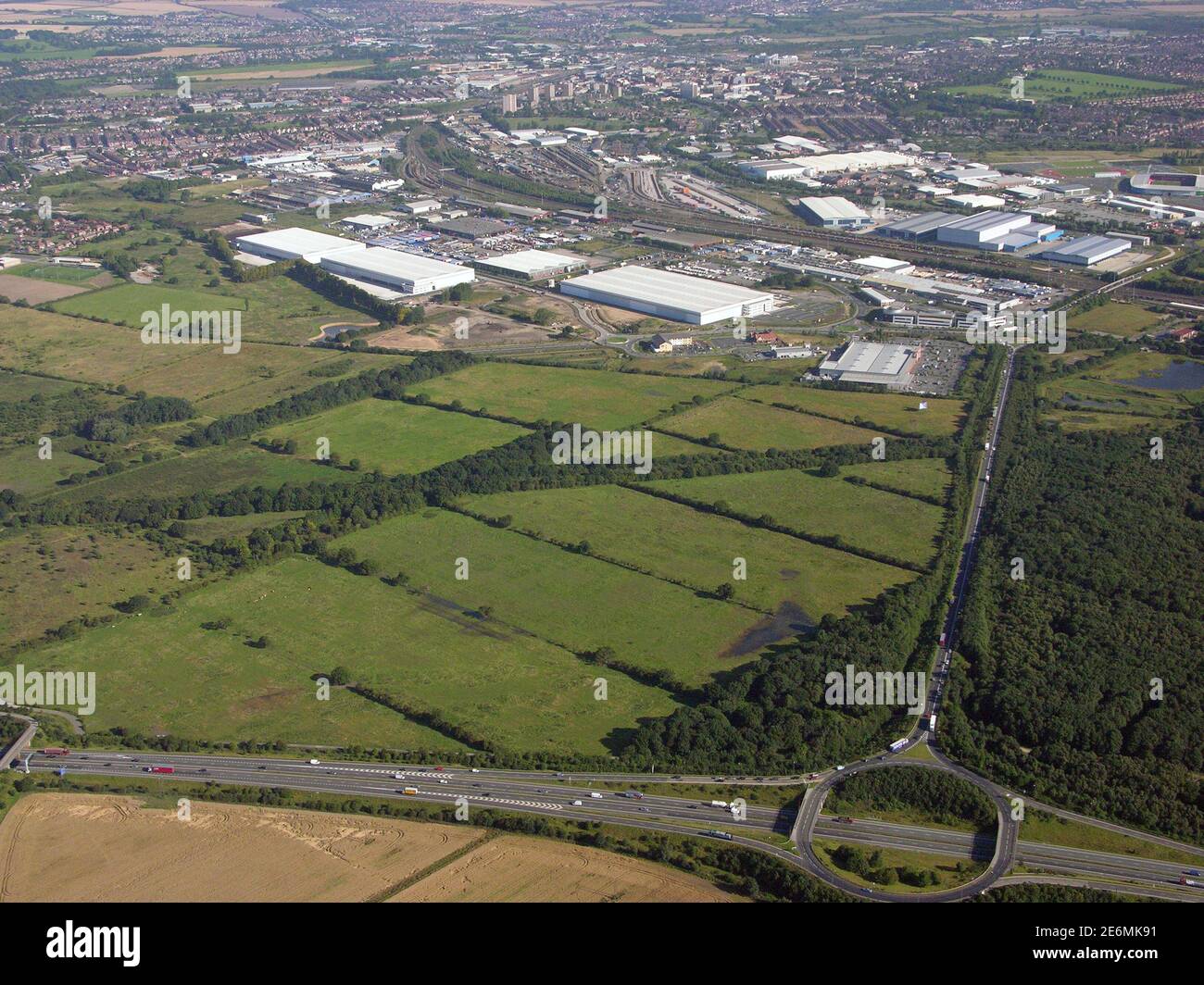 Vue aérienne de Doncaster prise de près de la jonction 3 de L'autoroute M18 en direction du nord sur l'A6182 White Rose Direction la région de Balby Carr Banque D'Images