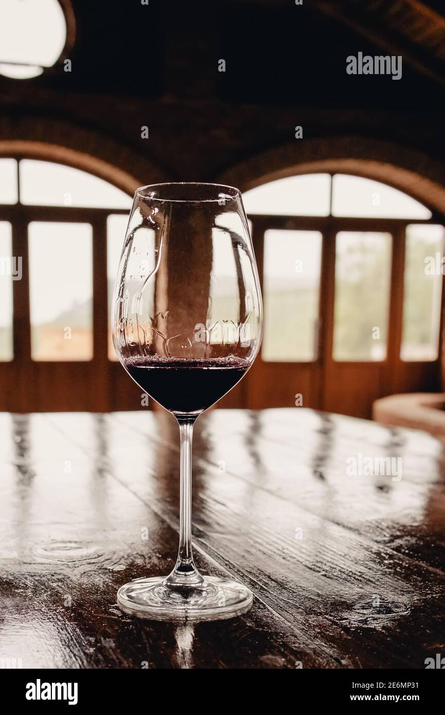 Un verre de vin rouge sur une table rustique en bois Banque D'Images
