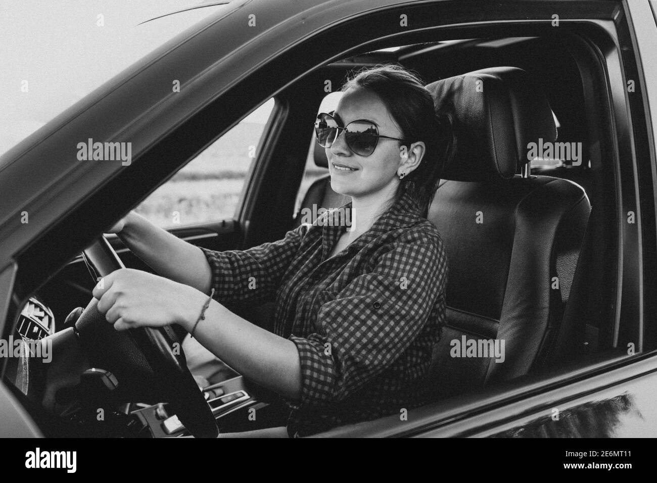 belle femme au volant et souriant. portrait d'une fille heureuse dans la voiture. voyager. profiter de la vie Banque D'Images