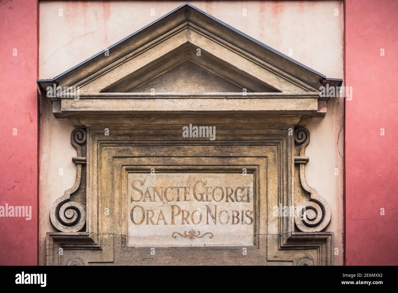 Inscription latine 'Santte Georgi ora Pro Nobis' - 'Saint George prie pour nous' au-dessus de l'entrée de la basilique Saint-Georges à Prague, République Tchèque Banque D'Images