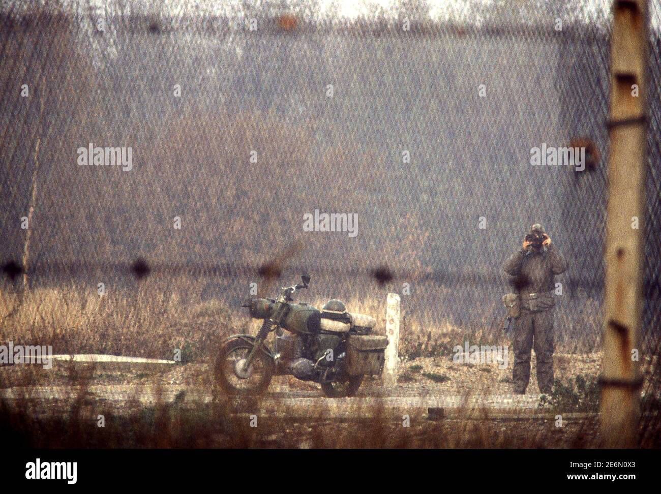 Les gardes de la frontière est-allemande sur le bord du rideau de fer entre Allemagne de l'est et de l'Ouest près de Brunswick 1983 Banque D'Images