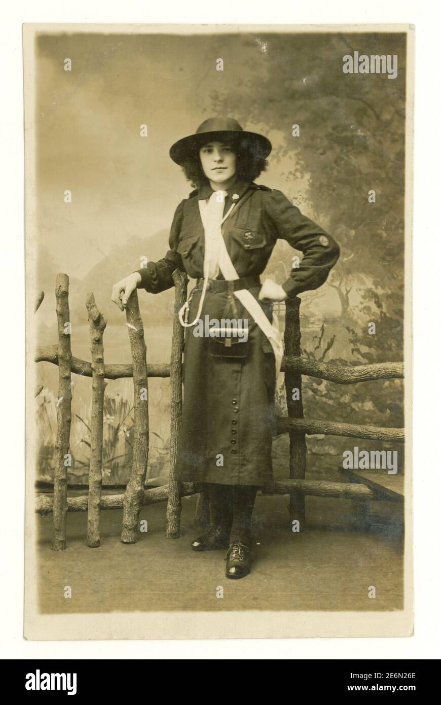 Carte postale originale de l'époque de la première Guerre mondiale d'un guide de jeune fille attrayant en uniforme avec badges, chapeau, sifflet et foulard, de Rochdale dans le Grand Manchester, Angleterre, U.K, vers 1918 Banque D'Images