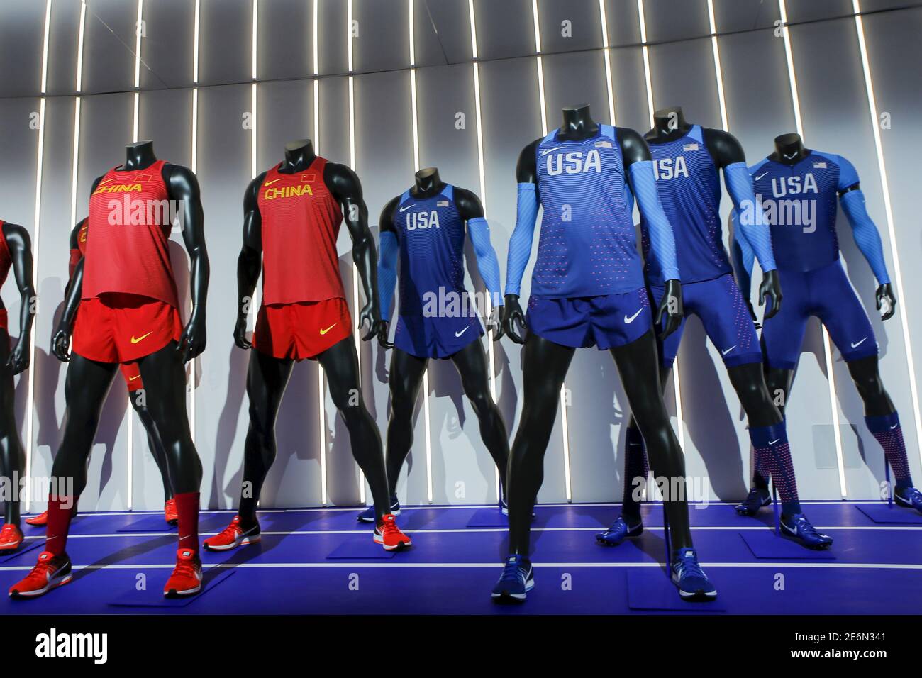 Des maillots d'athlétisme et des chaussures pour les États-Unis et la Chine  fabriqués par Nike sont présentés lors d'un événement de dévoilement à New  York, le 17 mars 2016. REUTERS/Eduardo Munoz Photo