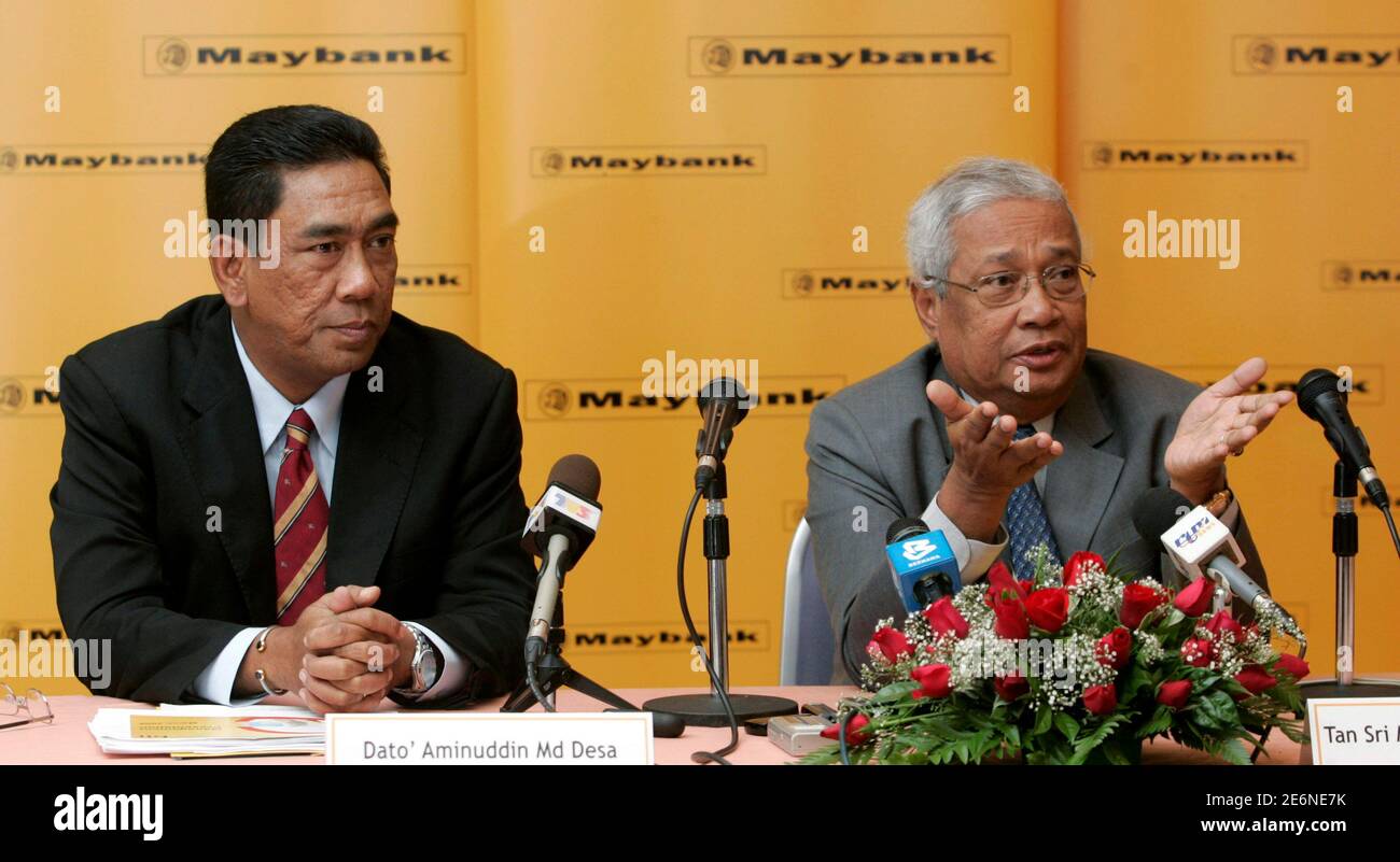 Mohamed Basir Ahmad (R), président de la banque malayane Bhd (Maybank),  parle alors que son directeur général par intérim, Aminuddin Mohamad DESA,  s'occupe d'une conférence de presse à Kuala Lumpur le 26