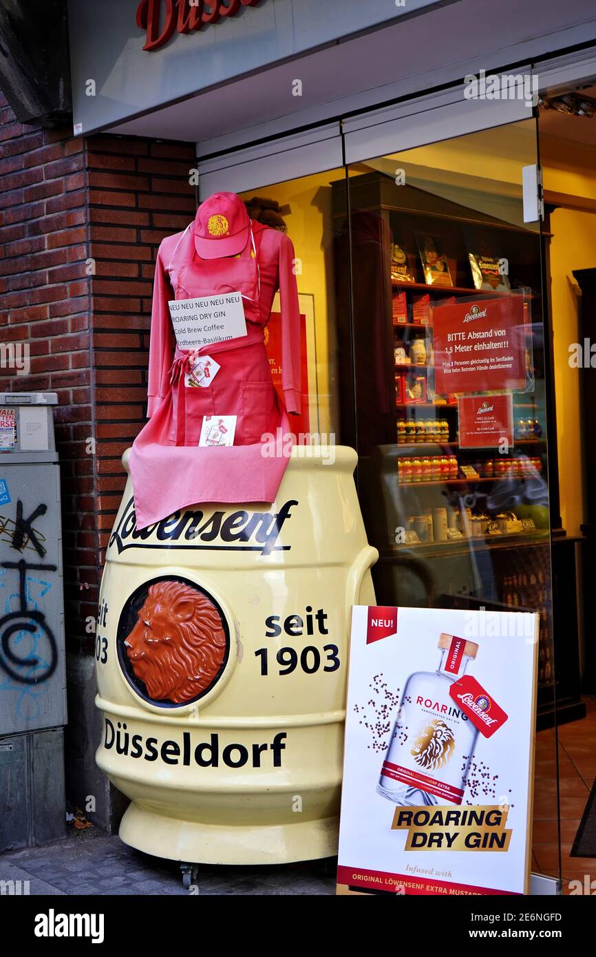 Extérieur de la boutique Löwensenf à Düsseldorf. Le Löwensenf est une spécialité de moutarde de Düsseldorf de longue tradition, composée à 100 % d'ingrédients naturels. Banque D'Images