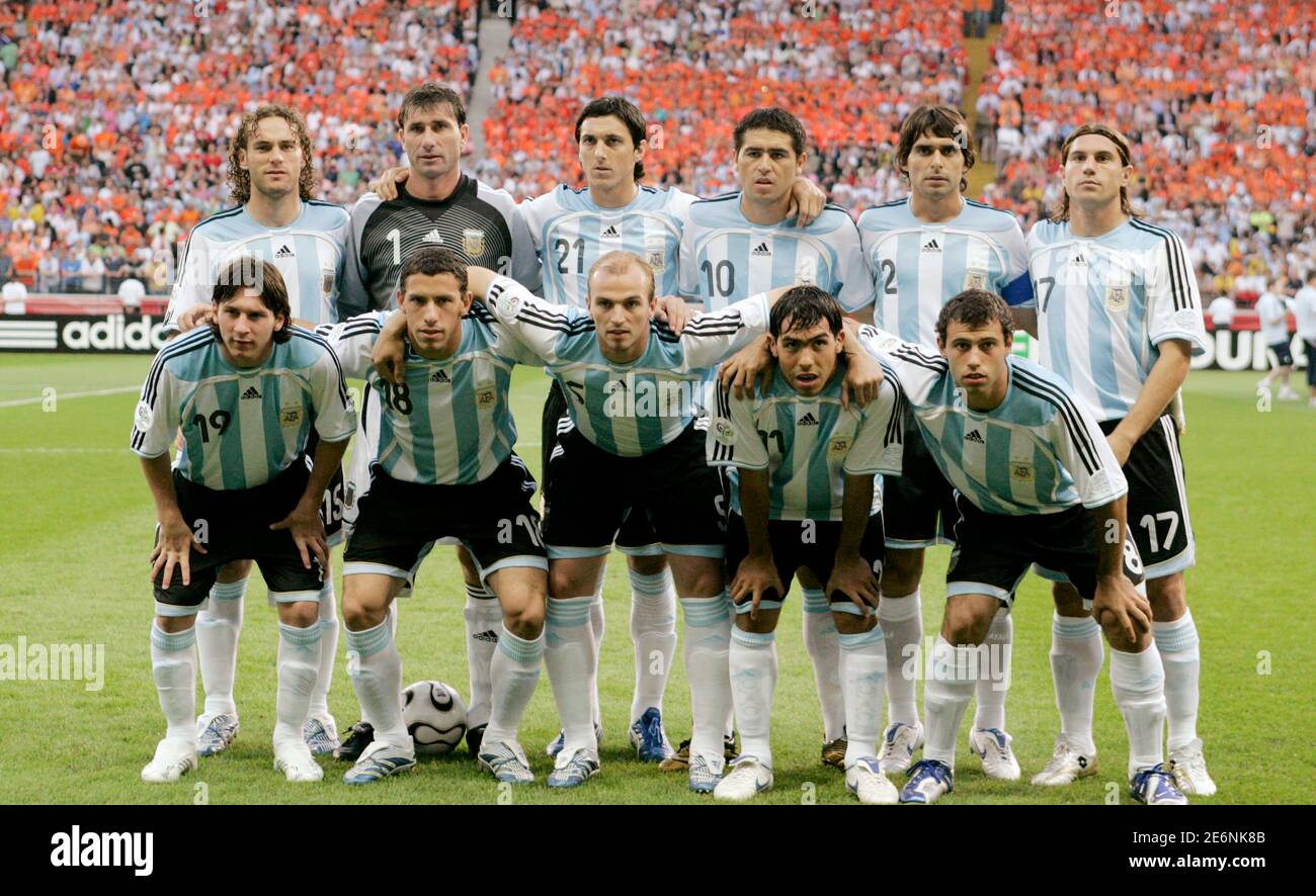 Les joueurs de l'équipe nationale Argentine posent pour une photo d'équipe  avant leur match de football de la coupe du monde du Groupe C 2006 contre  les pays-Bas à Francfort le 21