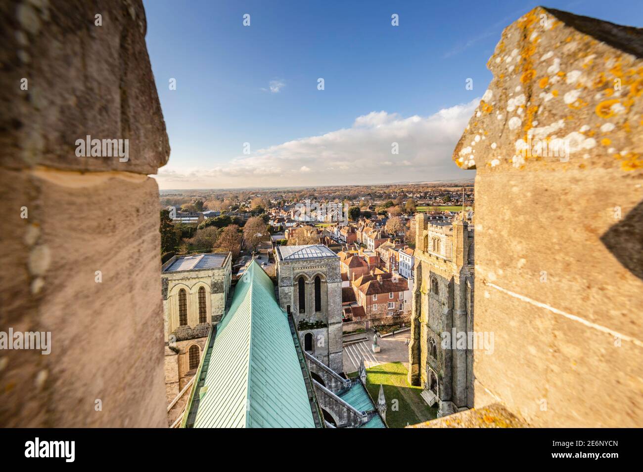 Vue à l'ouest le long du toit de la nef de la lanterne de la cathédrale Chichester montrant le cuivre avant la rénovation avec le plomb traditionnel. Bell Towe Banque D'Images