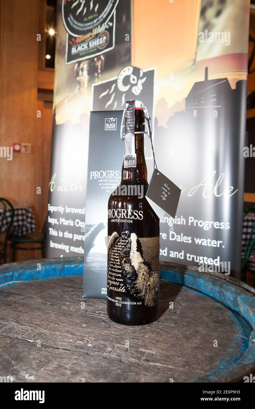 Une bouteille de la bière à libération limitée préparée à Célébrez le 20e anniversaire de la fondation des Noirs Brasserie de moutons Banque D'Images