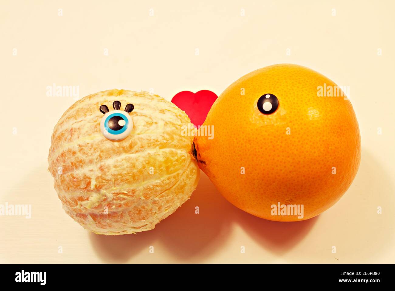 deux oranges flirtant entre elles, concept d'amitié et d'amour Banque D'Images